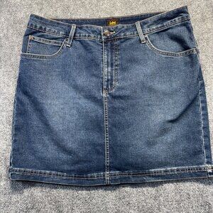 Lee women’s blue denim mini skirt in size 16. Classic 5 pocket jean skirt style